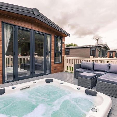 The Serenity Lodge With Hot Tub Йорк Экстерьер фото