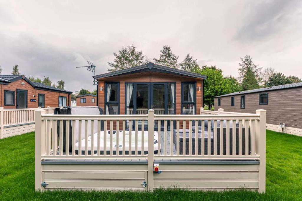 The Serenity Lodge With Hot Tub Йорк Экстерьер фото